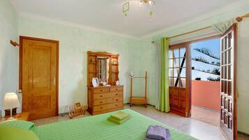 3 slaapkamers, een strijkplank/strijkijzer, gratis wifi, beddengoed