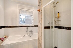 Badewanne, Haartrockner, Handtücher