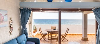Rooftop Beachfront Apartment with Sea View, Private Terrace and Wi-Fi