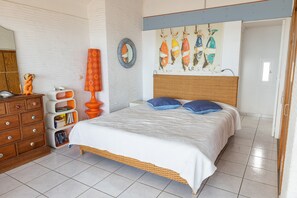 1 bedroom, iron/ironing board, free WiFi, bed sheets - Rooftop Beachfront Apartment with Sea View, Private Terrace and Wi-Fi (Saint-Cyprien)