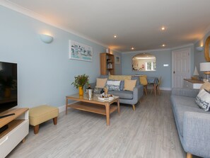 Cottage | Living room | TV, video-game console, DVD player