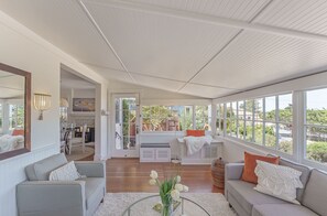 Smart TV, stereo, offices