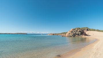 Una spiaggia nelle vicinanze
