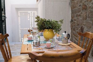 Dining - Apartment 'Casa Ziniculà e Cupulata' in Historical Center with Courtyard & Wi-Fi (La Maddalena)