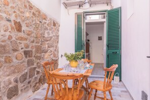 Outdoor dining - Apartment 'Casa Ziniculà e Cupulata' in Historical Center with Courtyard & Wi-Fi (La Maddalena)