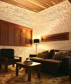 Smart-TV, bøker og stereoanlegg