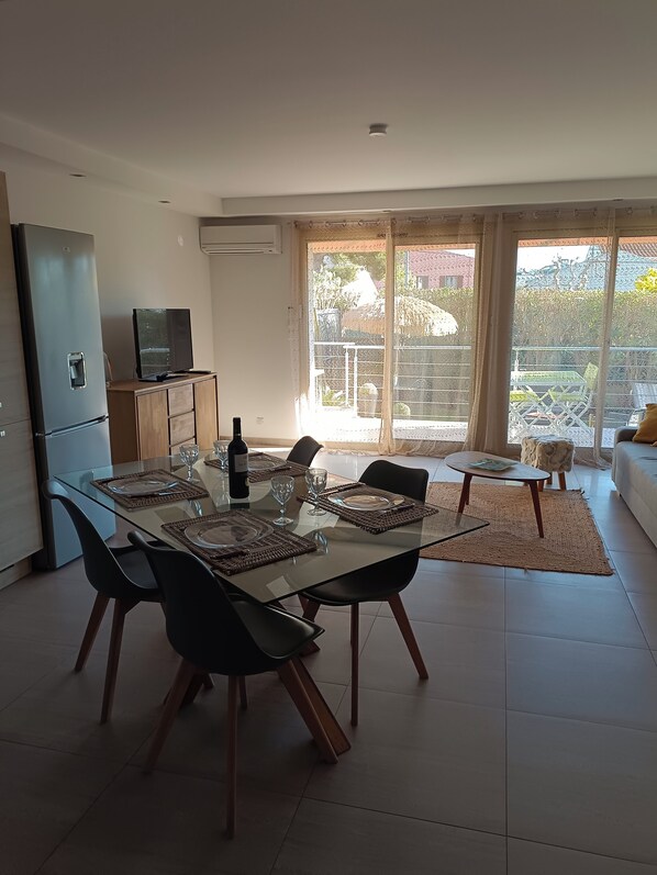 Dining - Appartement Parking Privé,wifi a 300 m de la Plage (La Ciotat)