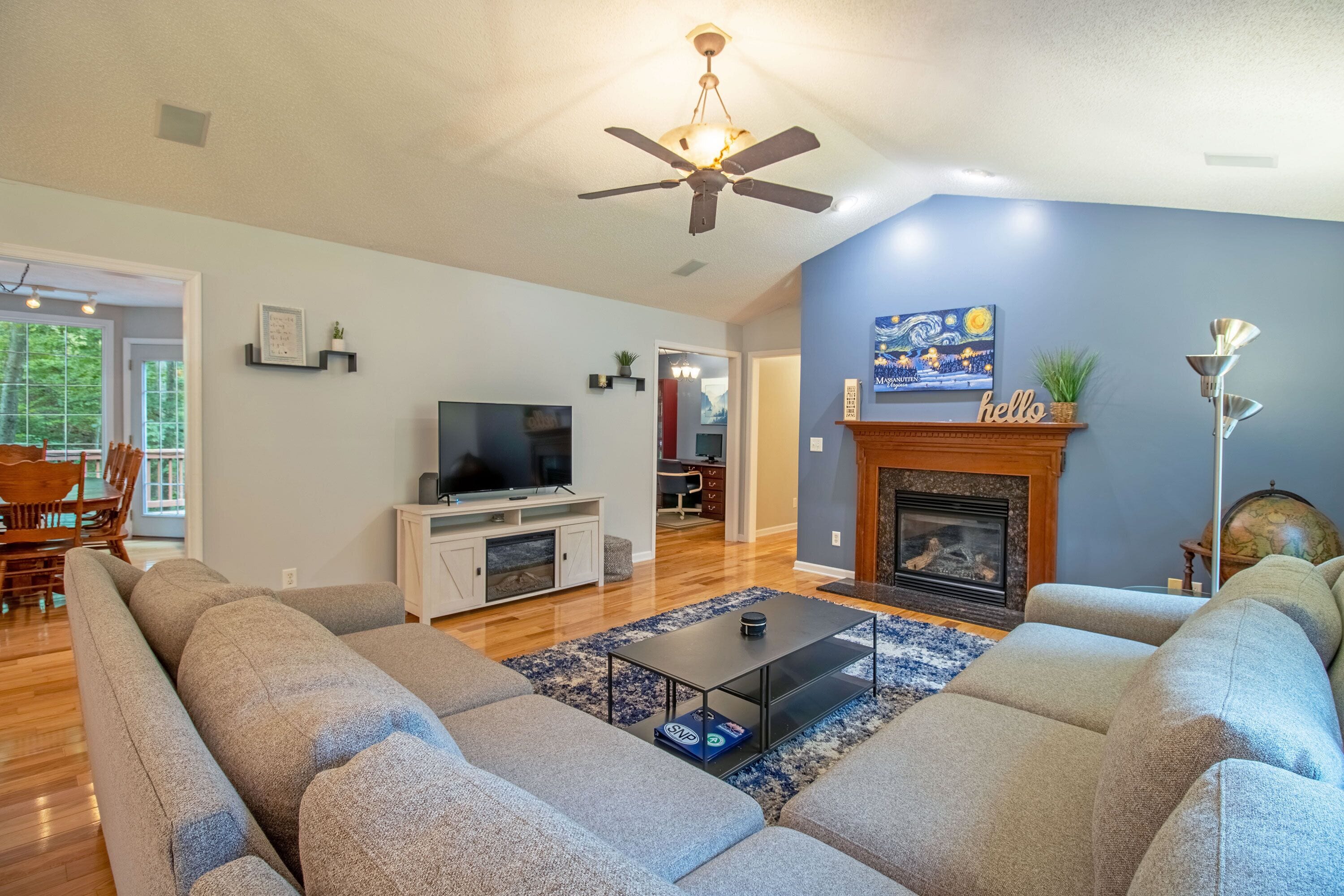 Screened Deck with Smoker! Pet Friendly, Shuffleboard *Free Resort Passes