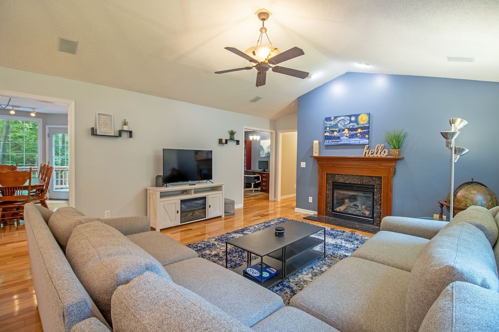 Screened Deck with Smoker! Pet Friendly, Shuffleboard *Free Resort Passes