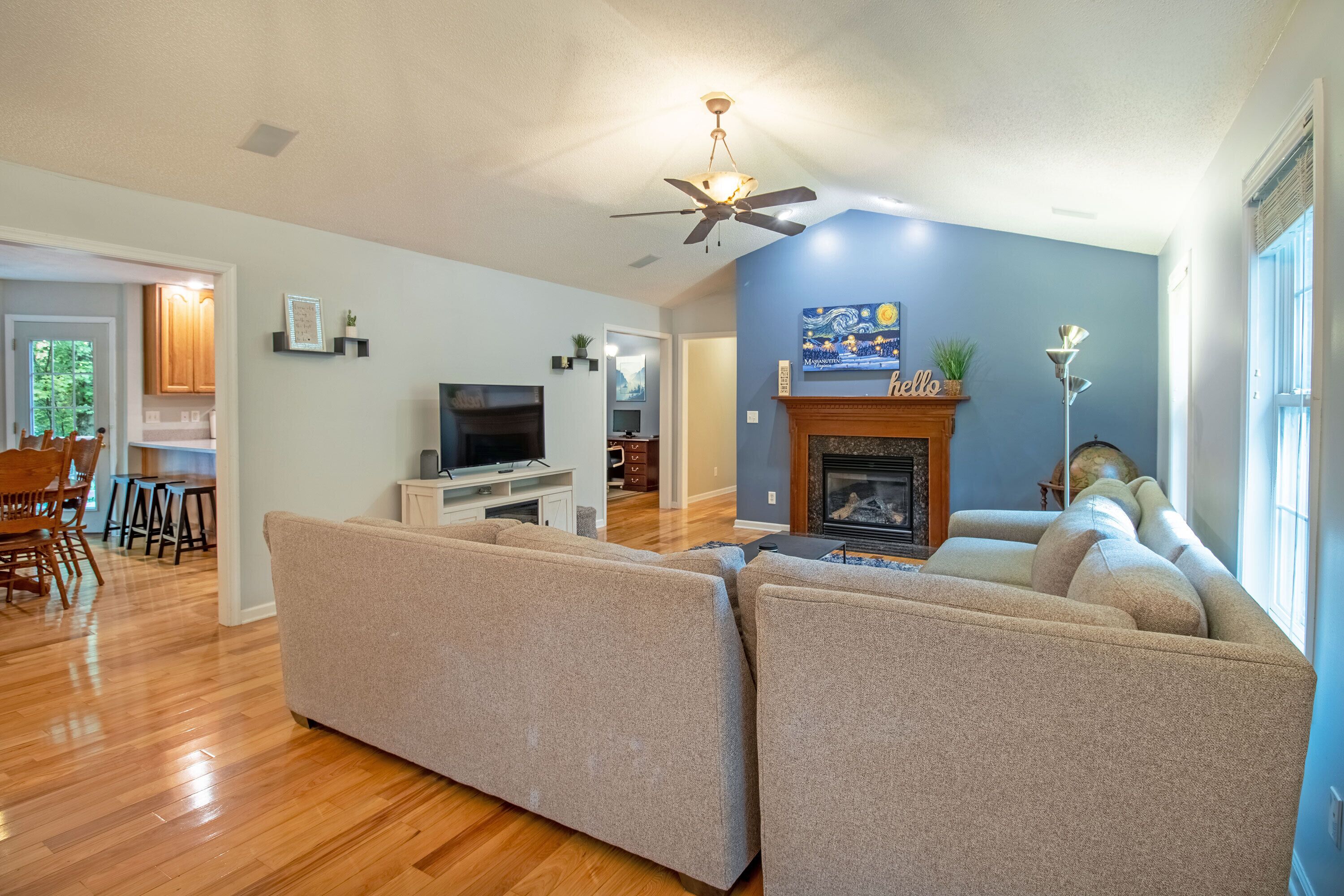 Screened Deck with Smoker! Pet Friendly, Shuffleboard *Free Resort Passes