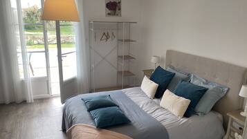 1 habitación, insonorización y tabla de planchar con plancha