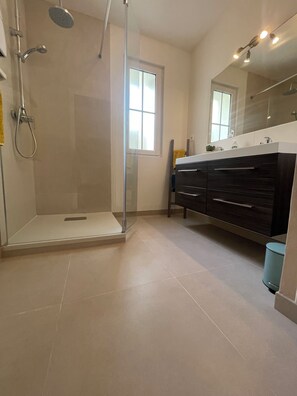 Shower, hair dryer, bathrobes, towels