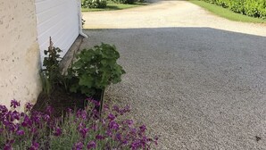 A gravel driveway leading to a white building with a brown roof. - House with private pool and jacuzzi, panoramic river view (La Force)