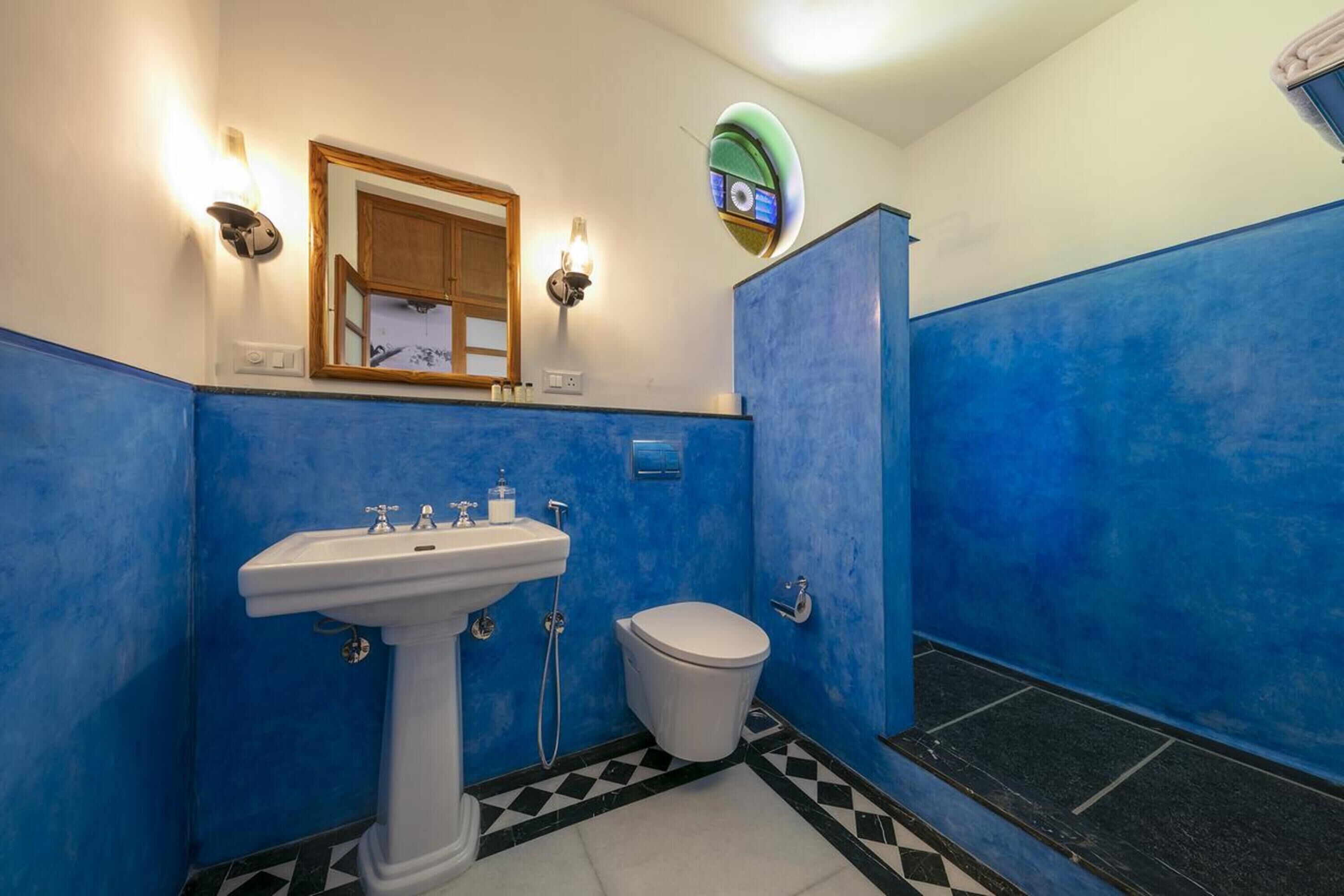 Een badkamer met een wastafel, toilet en douche.