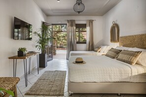 Triple Room | Pillowtop-Betten, Zimmersafe, individuell dekoriert
