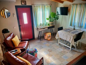 TV - Rest, relax, and unwind in the country. 5 min from the river. (Serpins)