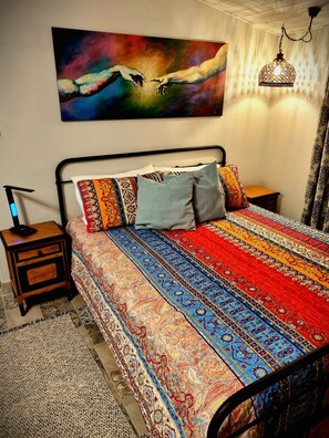 1 bedroom, desk, WiFi, bed sheets - Rest, relax, and unwind in the country. 5 min from the river. (Serpins)