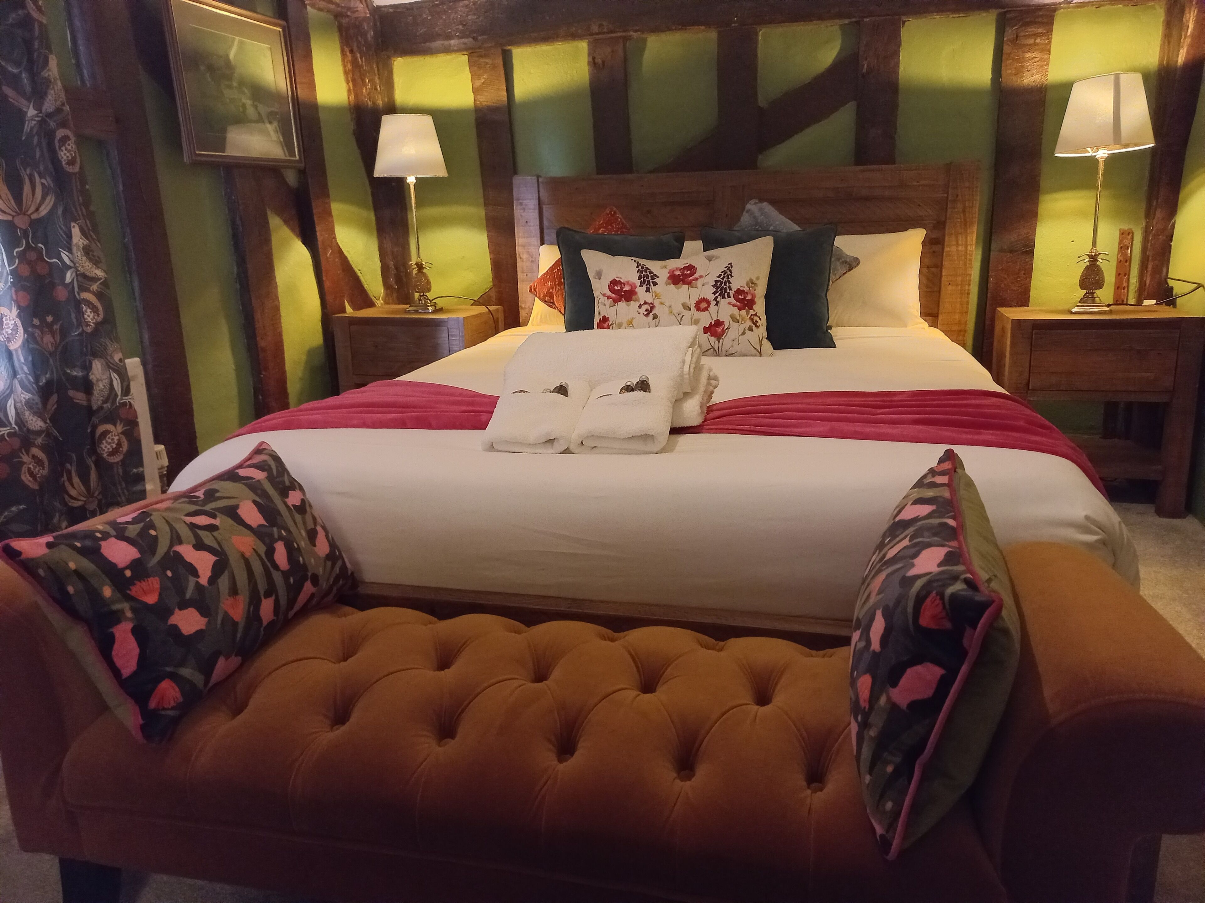 Deluxe Studio Suite | Premium bedding, iron/ironing board, free WiFi, bed sheets