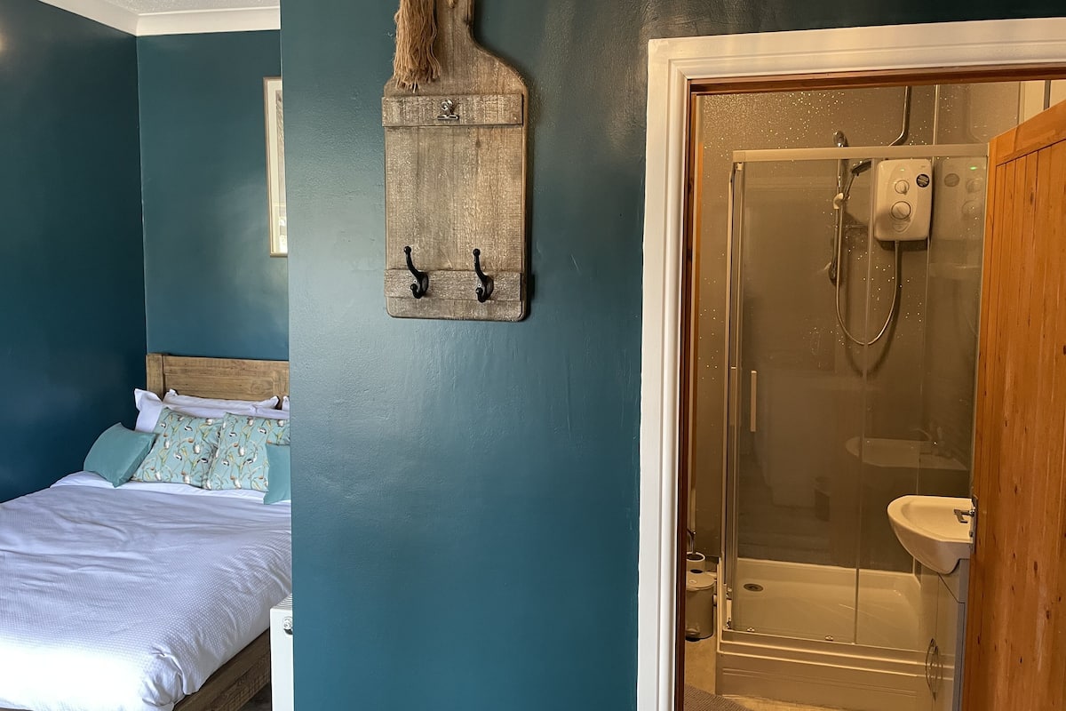 Een douche, designer toiletartikelen, een haardroger, handdoeken