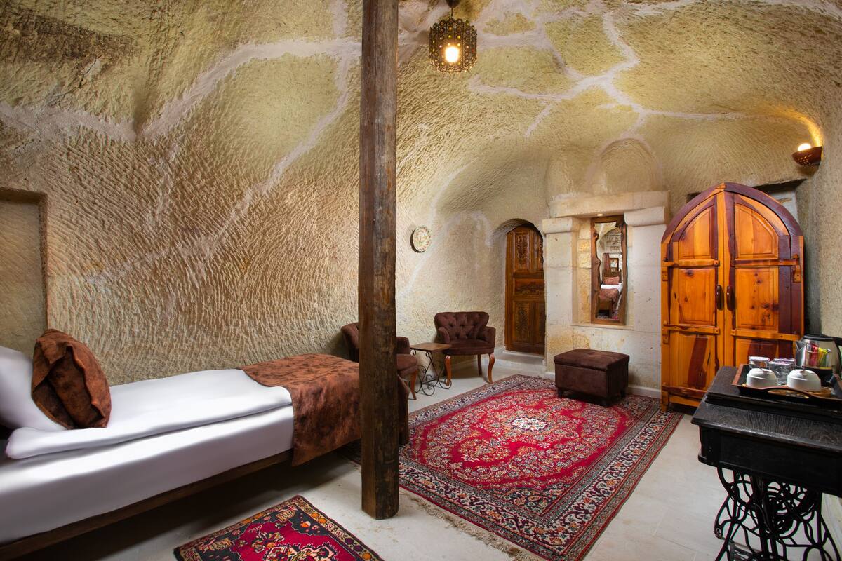 Agape Cave Suit | Hypo-allergenic bedding available, iron/ironing board, WiFi (free)