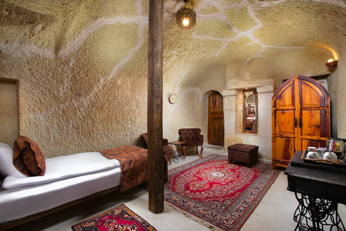 Agape Cave Suit | Hypo-allergenic bedding available, iron/ironing board, WiFi (free)