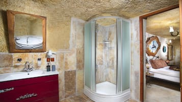 Deluxe Cave Room | 浴室 | 淋浴設備、淋浴花灑、名牌盥洗用品、吹風機