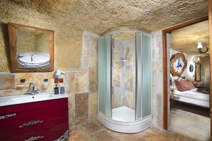 Deluxe Cave Room | Bathroom