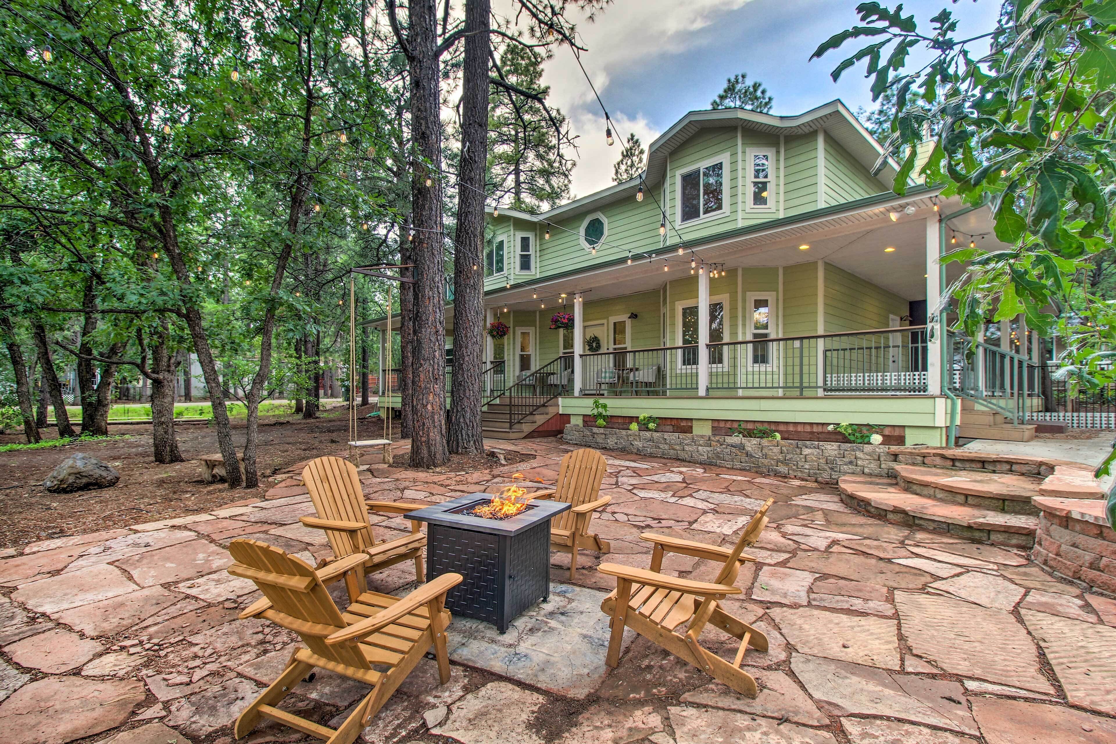 Marvelous Pinetop Home w/ Fireplaces, 2 Mi to Lake