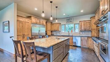 Fridge, microwave, stovetop, dishwasher