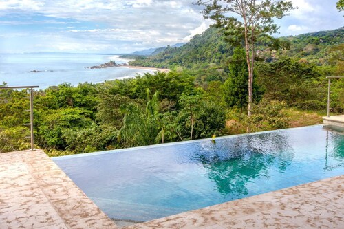 Luxe 4 Bdrm Villa w Epic Oceanview Infinity Pool