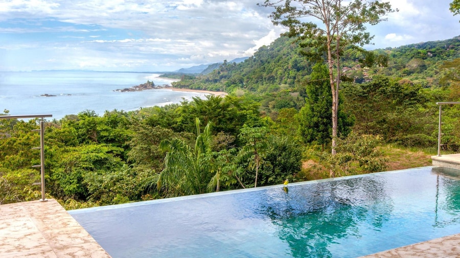 Luxe 4 Bdrm Villa w Epic Oceanview Infinity Pool