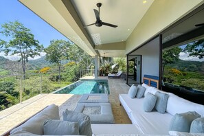 4 bedrooms - Luxe 4 Bdrm Villa w Epic Oceanview Infinity Pool (Bahía Ballena)