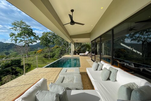 Luxe 4 Bdrm Villa w Epic Oceanview Infinity Pool