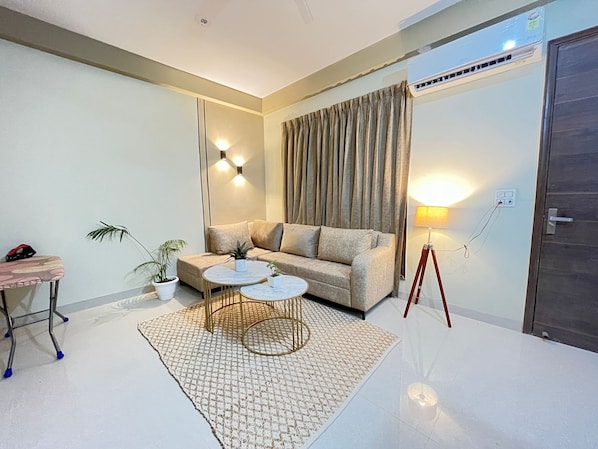 Apartament, 1 dormitori | Sala d'estar | Televisor de pantalla plana de 35 polzades amb canals per satèl·lit