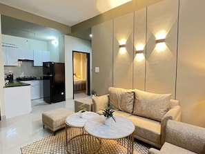 Apartament, 2 dormitoris | Sala d'estar | Televisor de pantalla plana de 35 polzades amb canals per satèl·lit