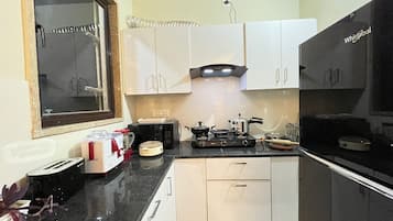 Apartamento, 2 habitaciones | Cocina privada | Frigorífico, microondas, hervidor eléctrico y tostadora