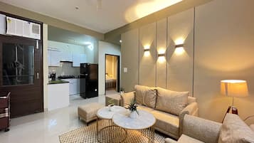 Apartemen, 2 kamar tidur | Area keluarga | Televisi layar datar 35-inci dengan saluran TV satelit dan TV