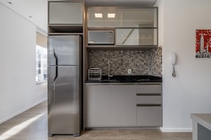 Geladeira, micro-ondas, cooktop, cafeteira/chaleira