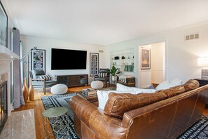 Smart TV, fireplace, Netflix, Hulu