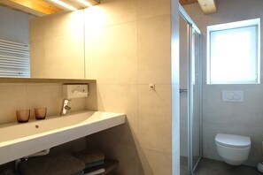 Suihku, hiustenkuivaaja, pyyhkeet, saippua