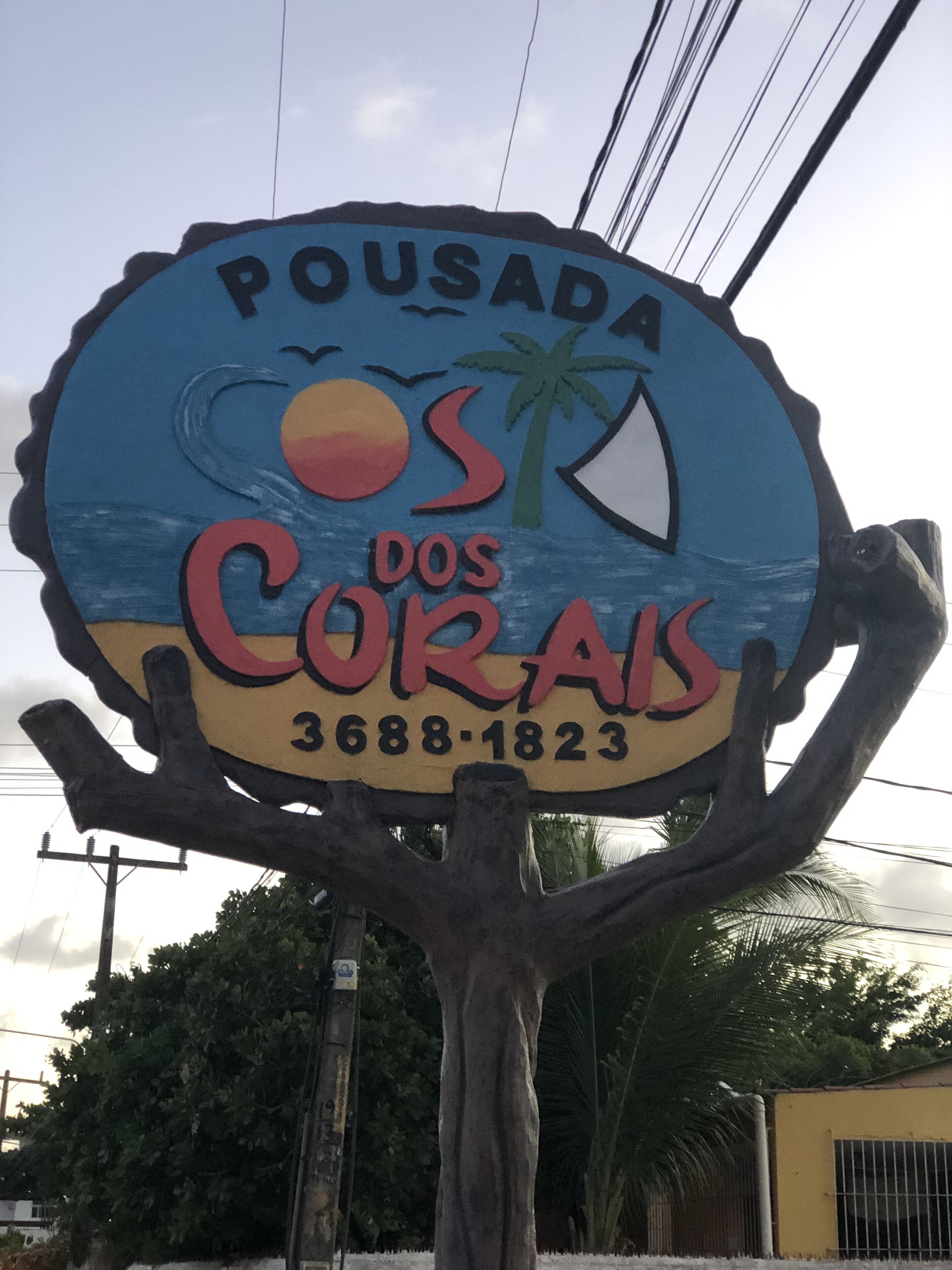 Opastekyltti, jossa lukee ”Pousada dos Corais” ja on puhelinnumero ”3688-1823”.