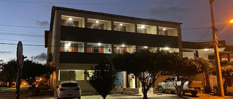 Vista frontal de la propiedad