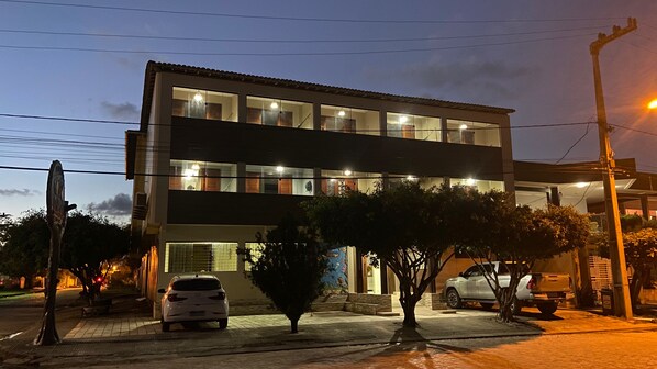 Vista frontal de la propiedad