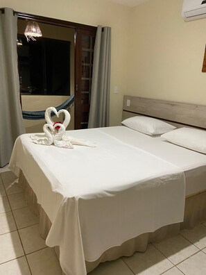 Habitación básica con 1 cama doble o 2 individuales | Cortinas opacas, tabla de planchar con plancha, wifi gratis