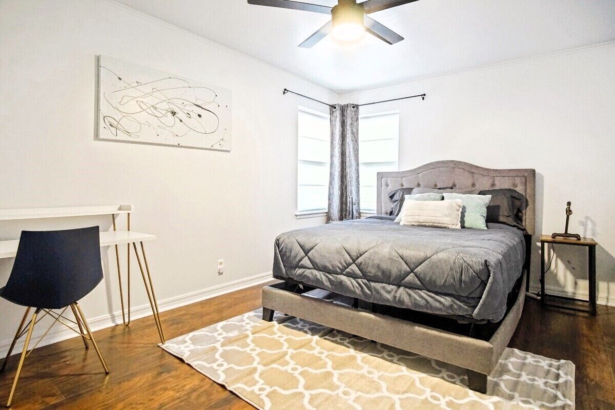 Only 7 minutes drive to plaza district and 5 minutes drive to Asian district