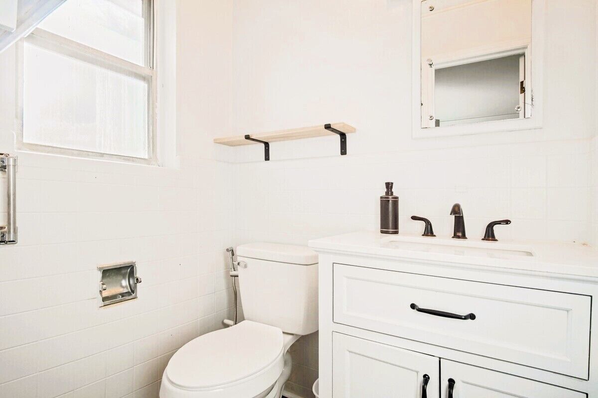 Only 7 minutes drive to plaza district and 5 minutes drive to Asian district