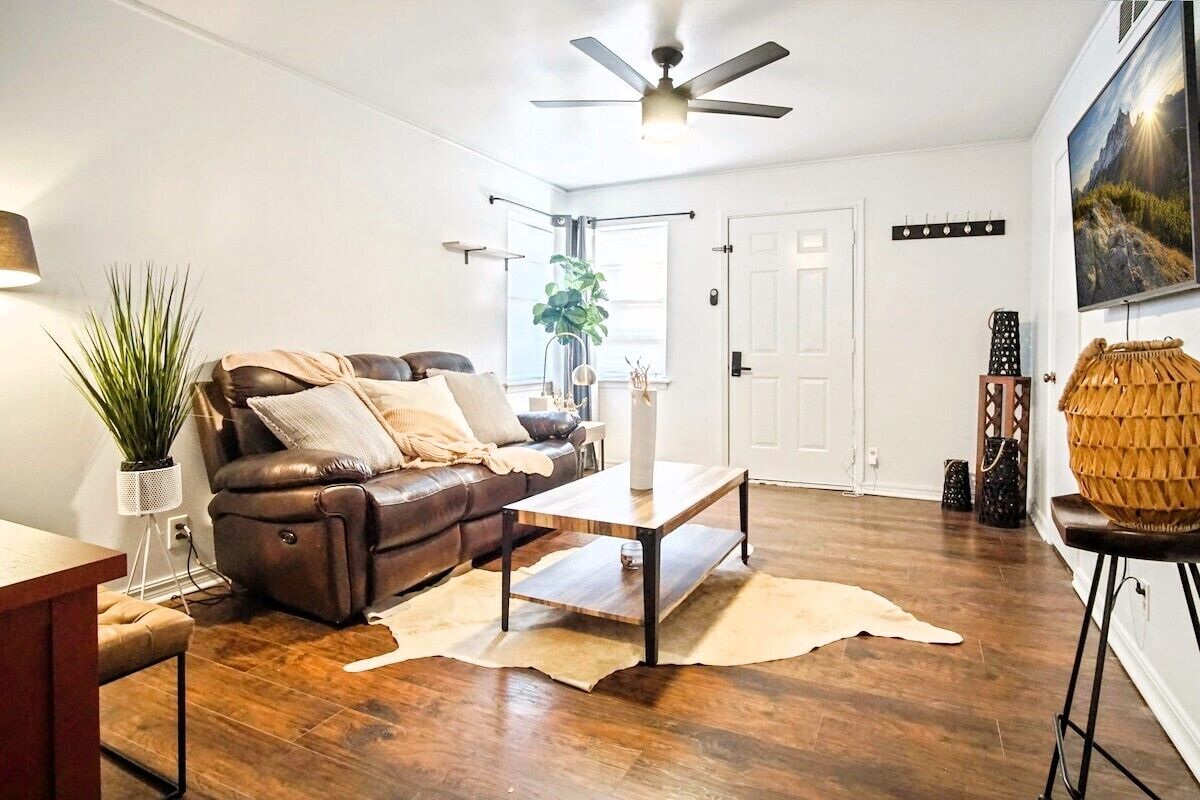 Only 7 minutes drive to plaza district and 5 minutes drive to Asian district