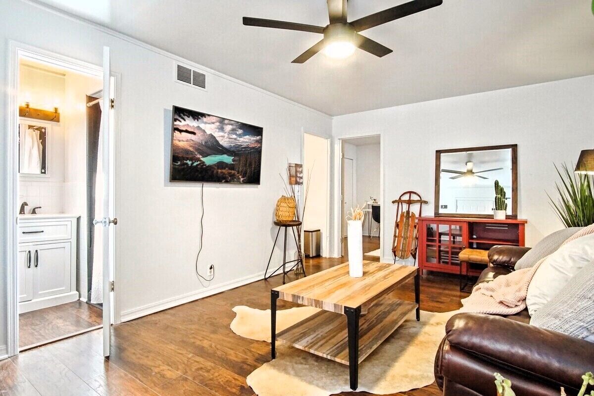 Only 7 minutes drive to plaza district and 5 minutes drive to Asian district