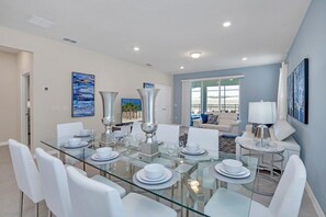 In-room dining - 1220aloha 6 Bedroom Villa by Redawning (Davenport)