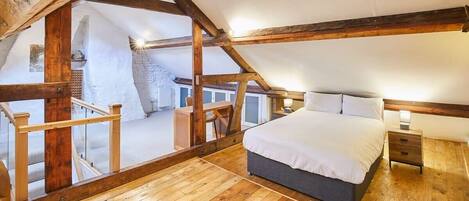 3 makuuhuonetta, työpöytä, silitysrauta/-lauta, ilmainen Wi-Fi